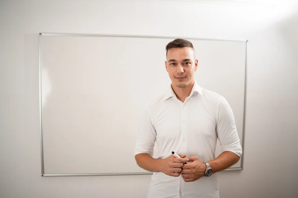 Profesor Mihael Banožić tijekom objašnjavanja zadatka