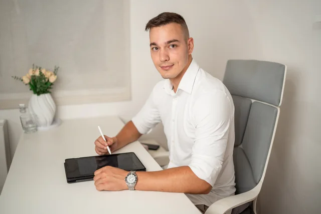 Mihael Banožić za radnim stolom s tabletom